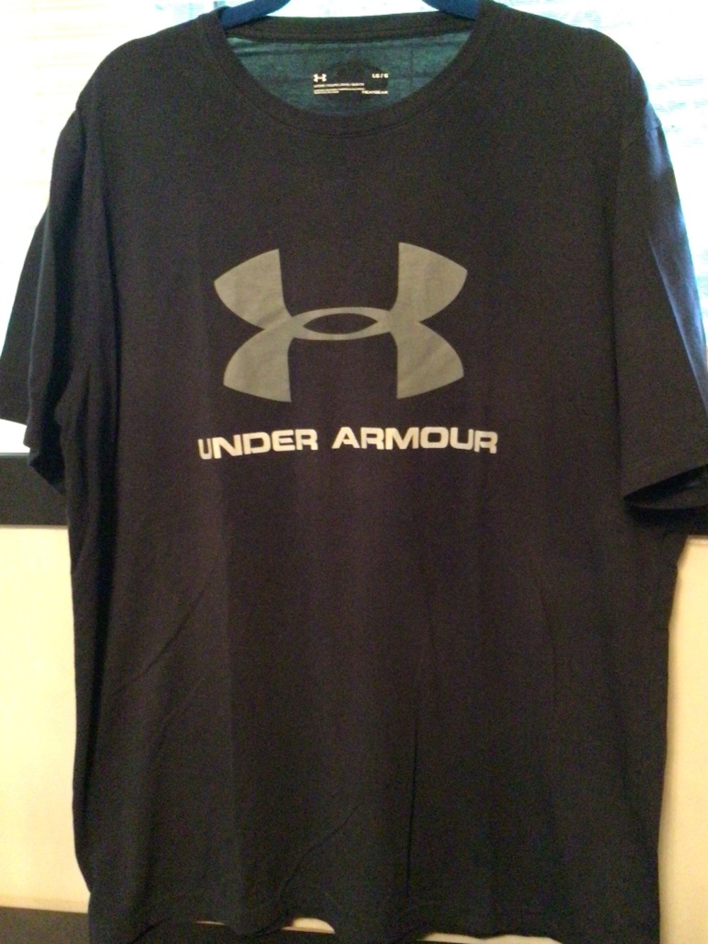 Men’s size large black heat gear tee shirt in good pre-loved  condition